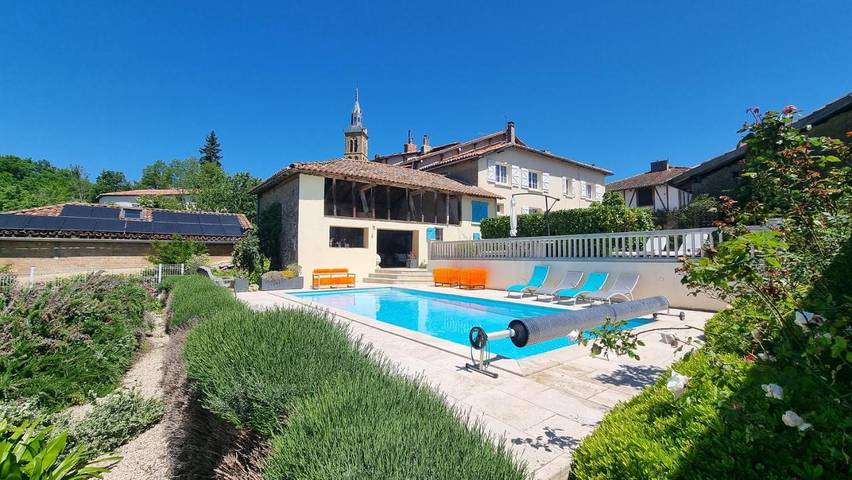 Location de vacances pour 8 personnes, avec vue et piscine ainsi que bassin pour enfant et jardin à Puymaurin