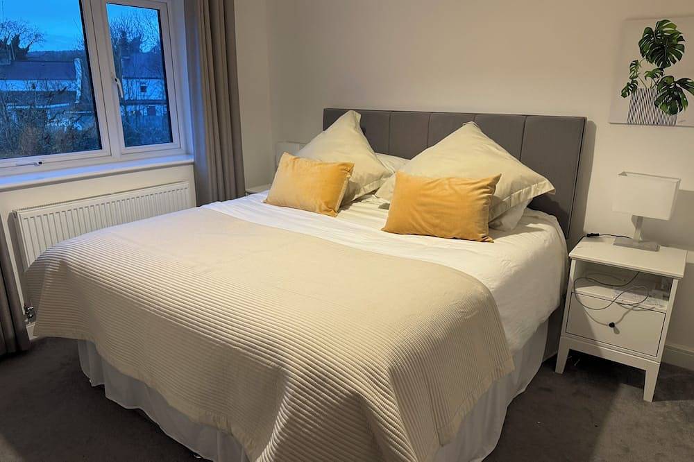 Large 4 Bedroom House - 15 Mins to Cardiff Central in Cardiff, Vale of Glamorgan region