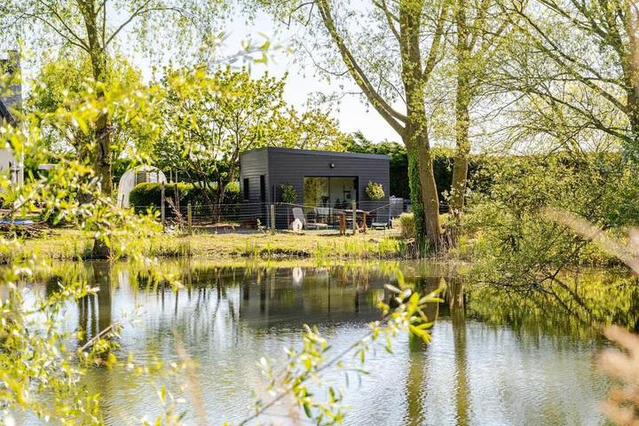 Gîte pour 2 personnes, avec jardin et terrasse ainsi que vue et vue sur le lac à Saint-Georges-de-Gréhaigne