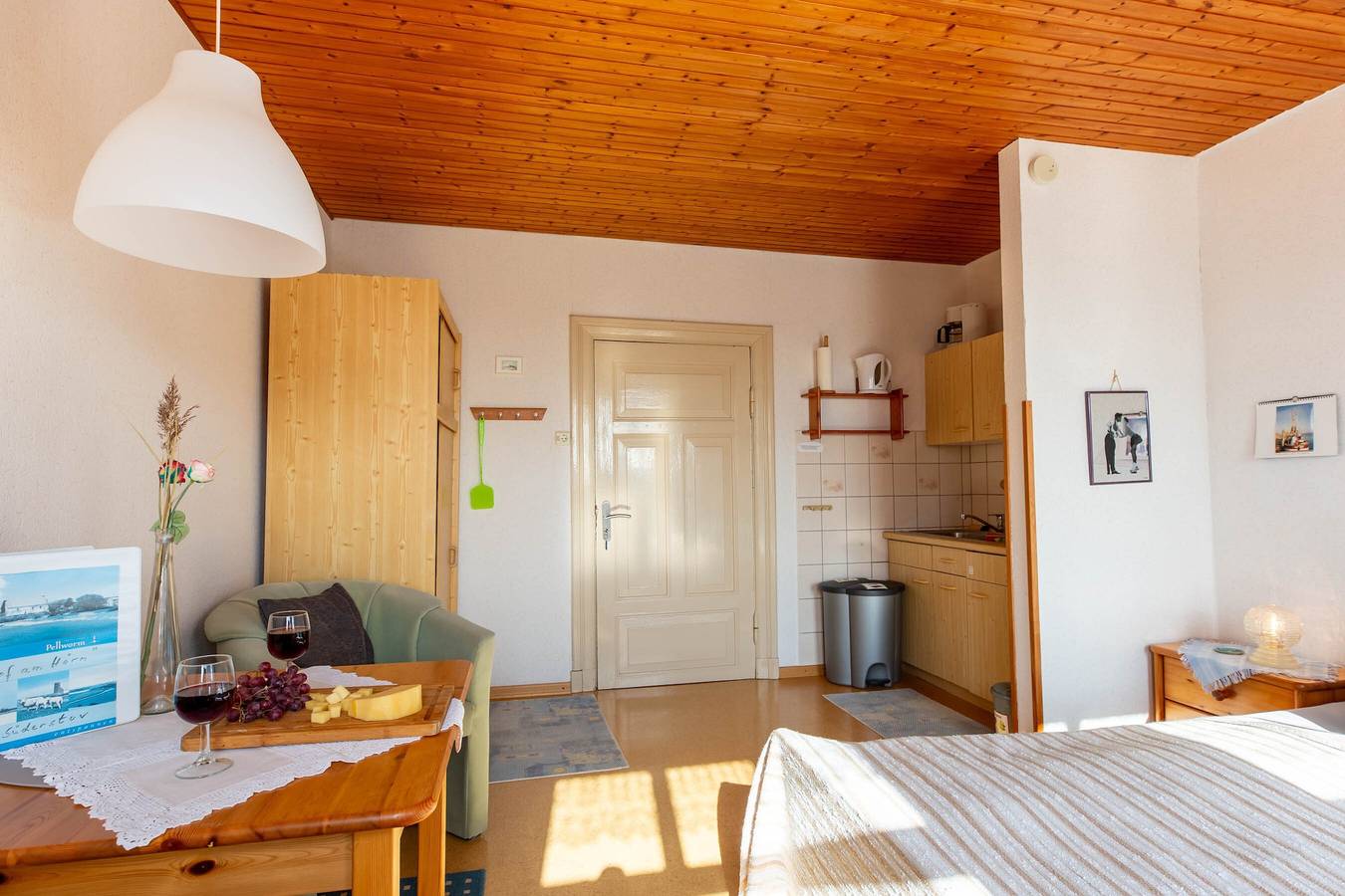 Ganzes Studio, Apartment 'Fewo Süderstuv' mit gemeinsamer Terrasse, Garten und Wlan in Pellworm, Nordfriesland