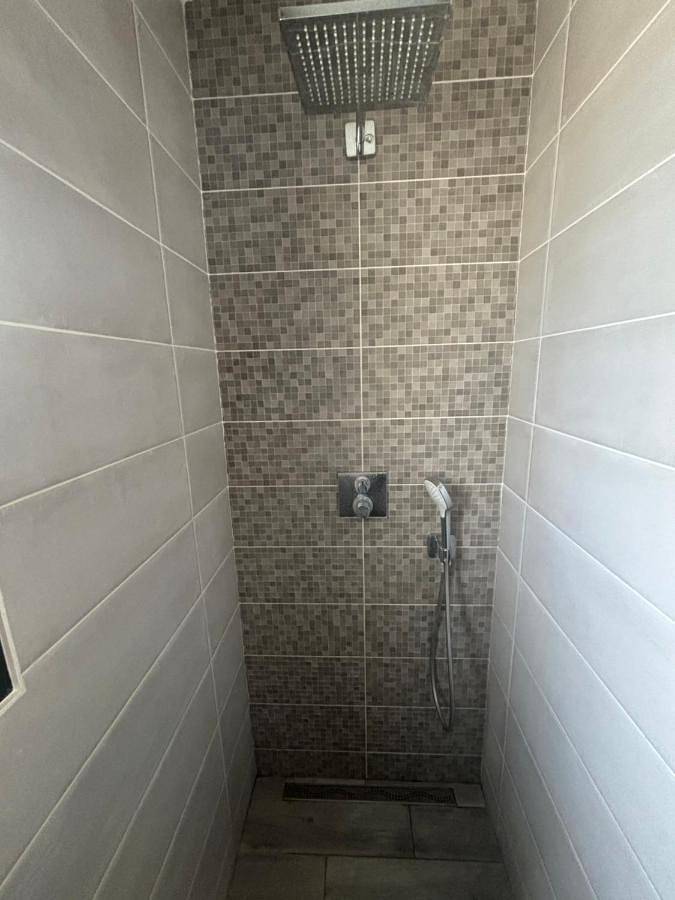 Gîte pour 2 personnes, avec piscine ainsi que jardin et terrasse à Parigné-l'Évêque - 4