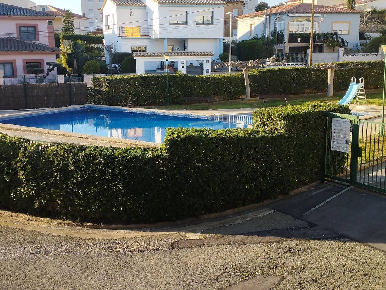 Sunny Retreat with Pool, Near Beaches & Biking Trails in Peaceful Roses, Spain, foto 6