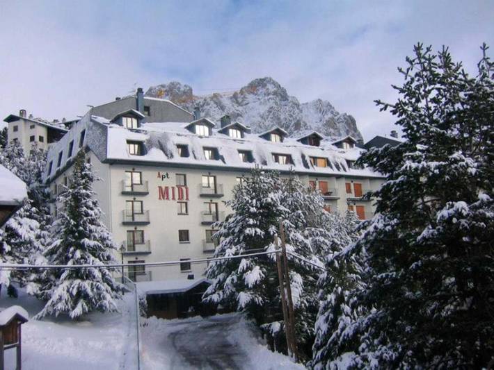 Apartahotel para 8 personas, con piscina y vistas, Se admiten mascotas en Pirineos