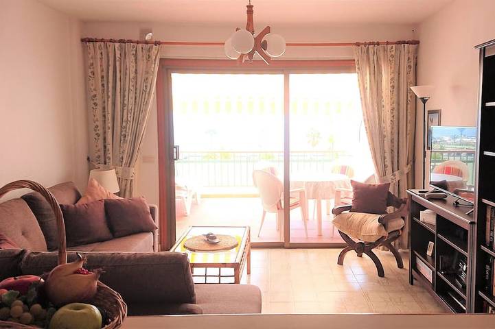 Appartement entier, Apartment with sun terrace and panoramic sea view, 5 min. from harbor + beach in Playa de los Guíos, Santiago del Teide