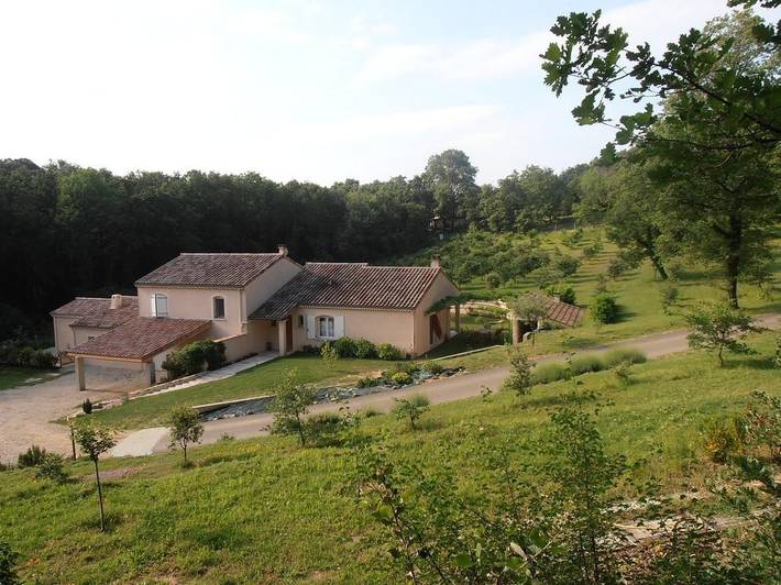Gîte pour 5 personnes, avec terrasse ainsi que jardin et piscine à Montéléger