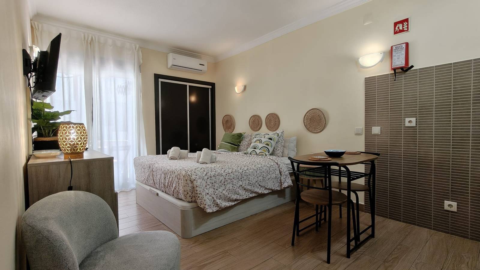 Entire apartment, Sunny Albufeira Beach Studio with Wi-Fi, Balcony, and Close to the Beach in Albufeira, Faro District