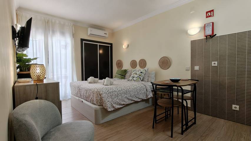 Geheel appartement, Zonnige Albufeira Beach Studio met Wi-Fi, Balkon en Dicht bij het Strand in Albufeira e Olhos de Água, Faro District