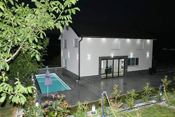 Villa pour 6 personnes, avec Balcon et Terrasse ainsi que Jardin et Piscine