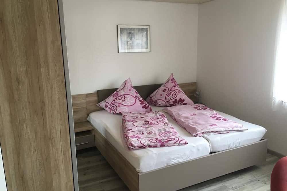 Ganze Wohnung, 3-Sterne Nichtraucherferienwohnung mit Balkon und kostenfreien Parkplatz direkt am Haus in Bad Staffelstein, Oberes Maintal - Coburger Land
