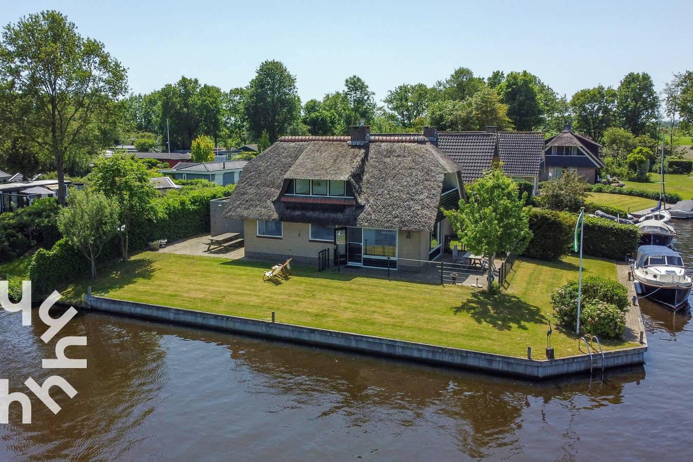 Beautifully situated waterfront holiday home with a private jetty in Idskenhuizen in Idskenhuizen, Ĳsselmeer