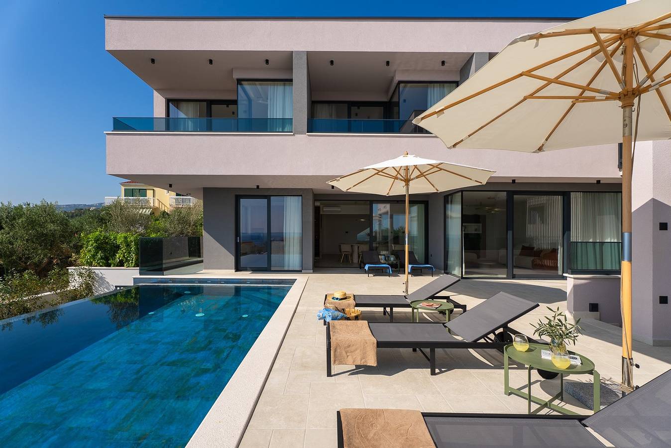 Villa Pavuza – Luxury 4-Bedroom Seaview Villa with Infinity Pool in Podstrana, Near Split in Grljevac (Podstrana), Podstrana
