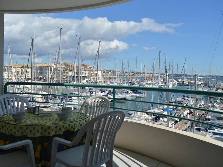 Ferienhaus für 5 Personen, mit Terrasse und Pool sowie Ausblick in Frejus