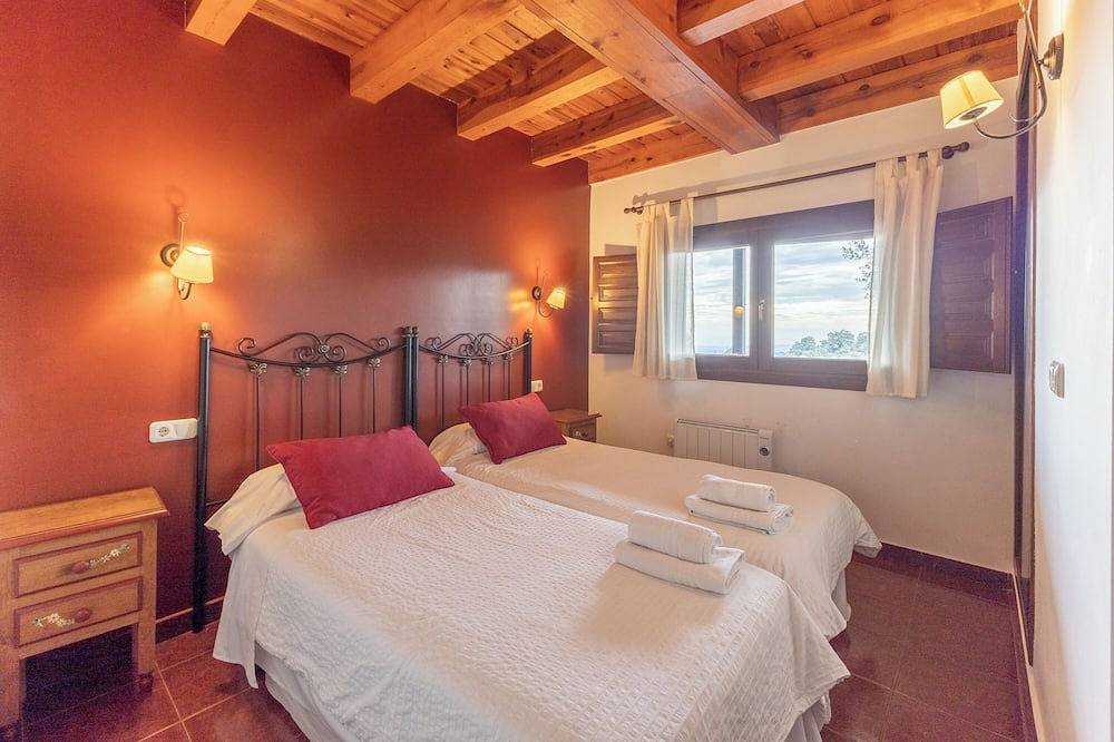 Apartamento entero, Apartamento 'Casa Baja' con piscina compartida, terraza privada y Wi-Fi in Fresnedillas de la Oliva, Provincia de Madrid