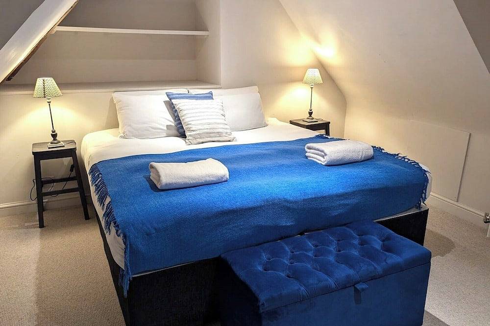 Modern, Spacious Town House Located in Central Chichester and Sleeping 8 - Dogs very welcome! in Chichester, West Sussex