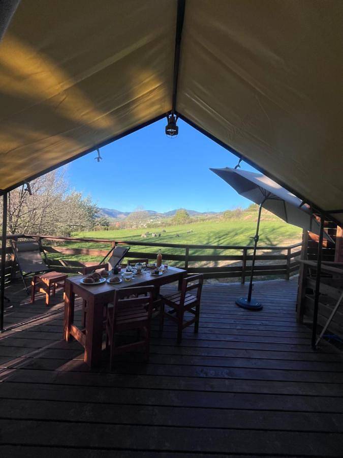 Tente pour 5 personnes, avec Jacuzzi et Terrasse ainsi que Jardin et Piscine