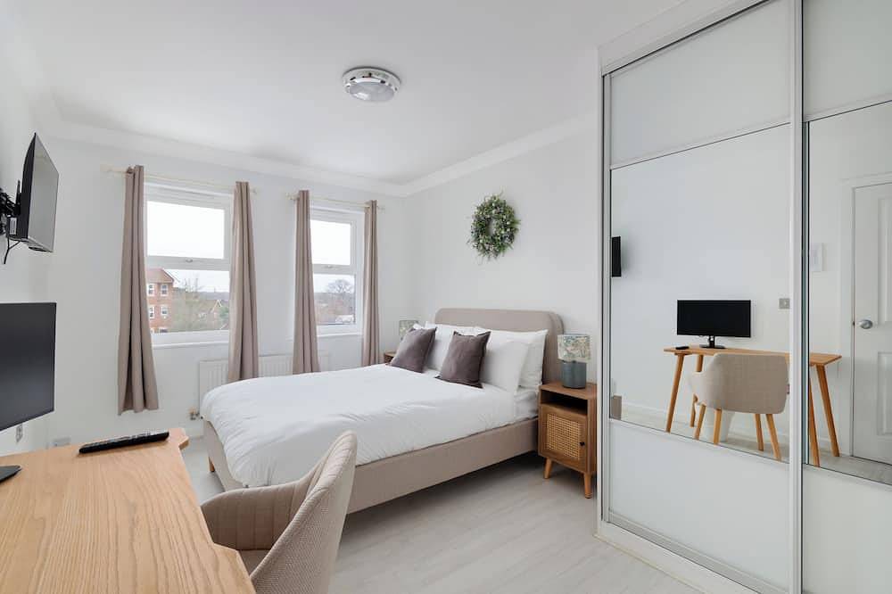 5-Bed Home (sleeps 11), 3.5 Baths, Free Parking in Woking, Surrey