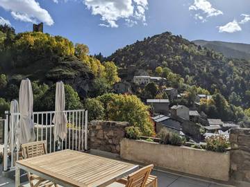 Gîte pour 8 personnes, avec terrasse et piscine, animaux acceptés à Llo