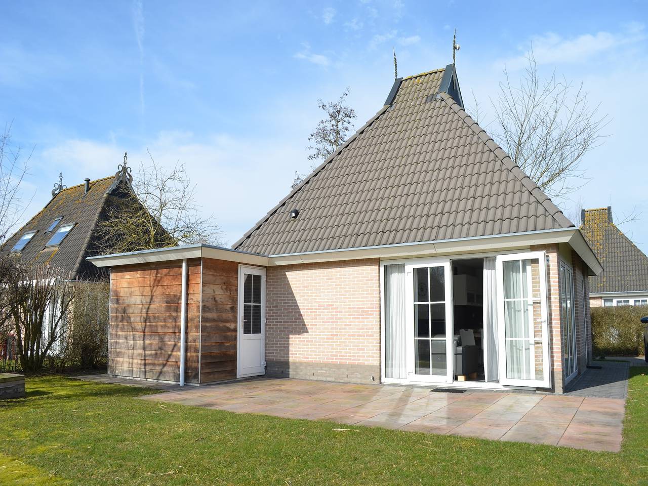 Bungalow am Wasser mit privatem Steg in Earnewâld, Nationalpark De Alde Feanen