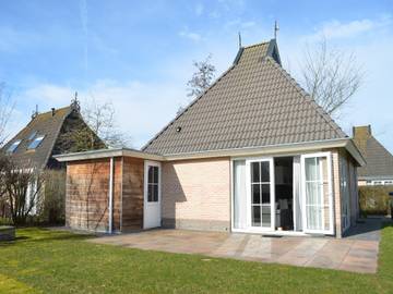 Bungalow für 6 Personen, mit Garten und Terrasse sowie Pool und Sauna, mit Haustier in Earnewâld