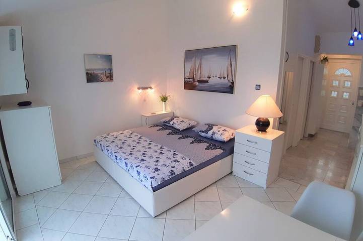 Ganze Wohnung, Wohnung Mit Grosser Terrasse Und Magnificant Sea View, 300 m Vom Strand in Raša, Ostküste Istrien