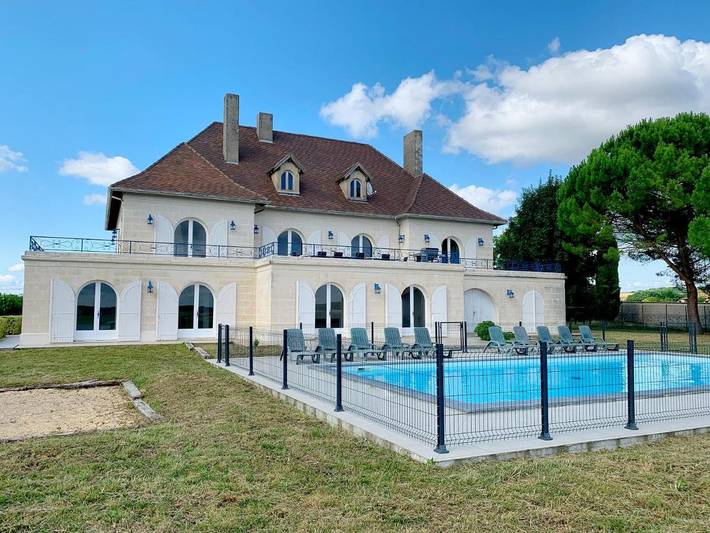 Location de vacances pour 18 personnes, avec vue ainsi que jardin et piscine à Casteljaloux - 2