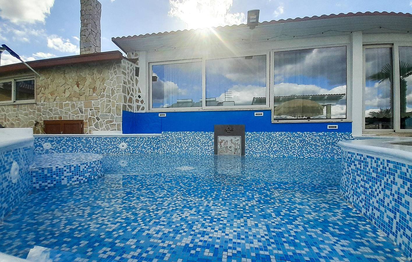Appartement de vacances entier, Paradis au bord de la piscine : appartement de 75m2 avec climatisation, parking et cuisine in Grottaglie, Province de Taranto