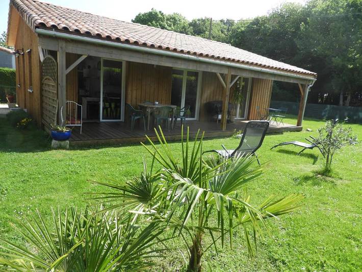 Location de vacances pour 6 personnes, avec jardin à Corme-Royal