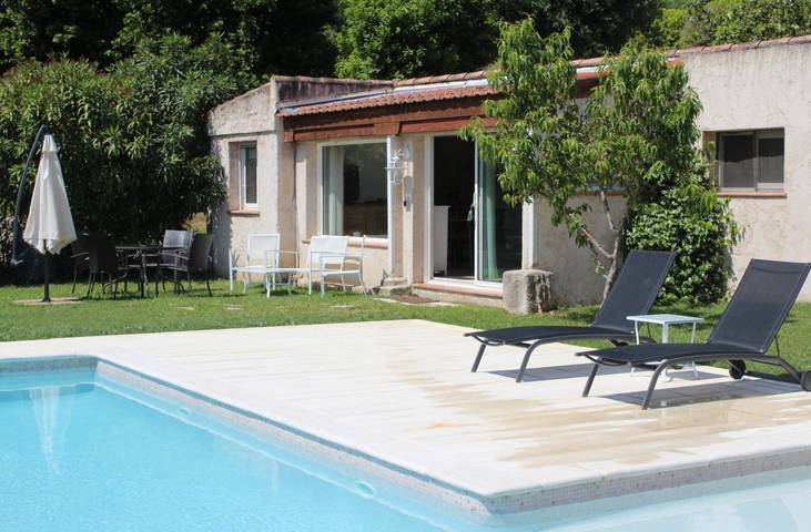 Gîte pour 4 personnes, avec piscine ainsi que jardin et terrasse