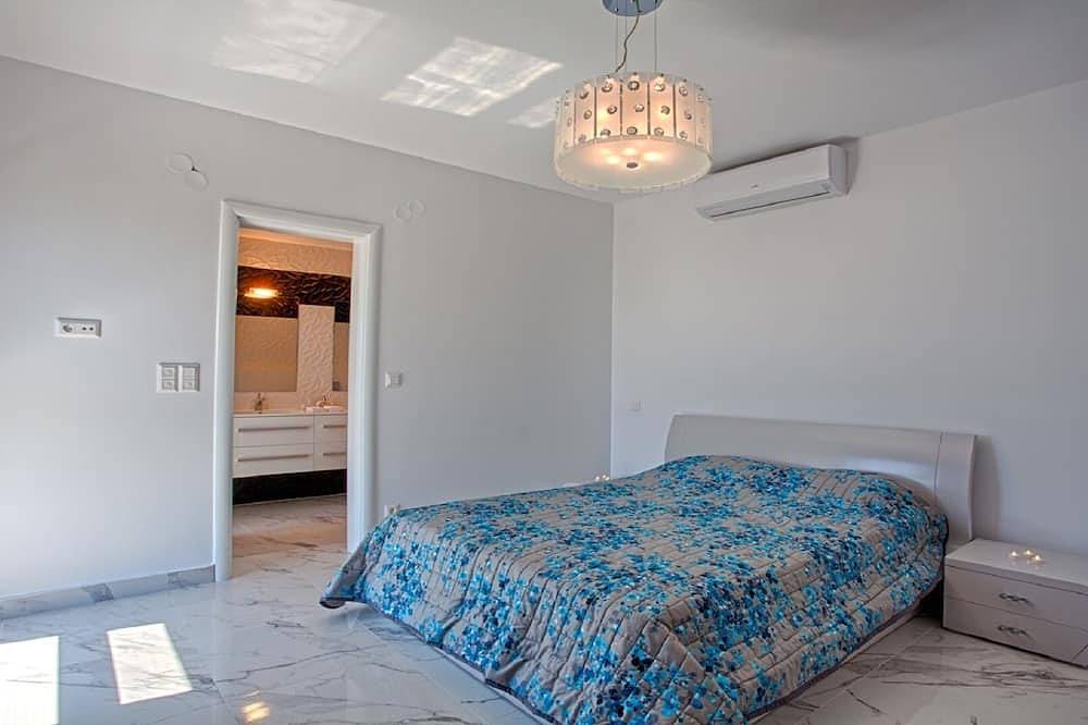 Villa mit Privatpool und atemberaubendem Blick aufs Meer und auf den Berg Athos in Sarti, Sithonia Halbinsel