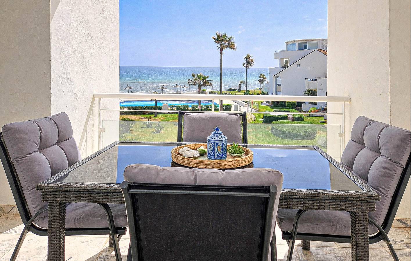 Apartamento vacacional entero, Junto a la playa 94: Terraza, Piscina, Parking y Wifi in Casares del Mar, Casares