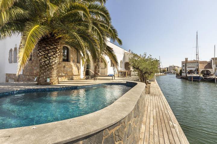 Finca für 8 Personen, mit Ausblick und Terrasse in Empuriabrava - 2