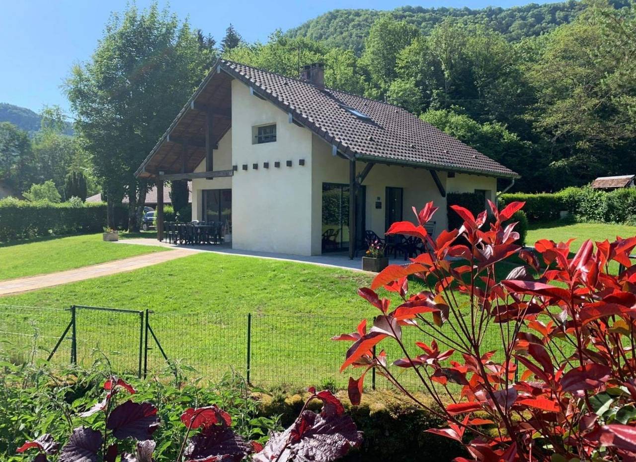 Chalet l'Arcange, Franche-Comté, bord de rivière in Nans-sous-Sainte-Anne, Doubs