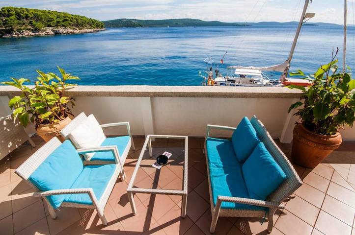Apartamento para 3 personas, con vistas además de jardín y piscina, Se admiten mascotas en Isla Dugi
