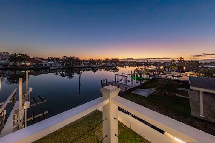 Vacation rental for 10 people, with balcony and yard, kid friendly in Tampa Bay