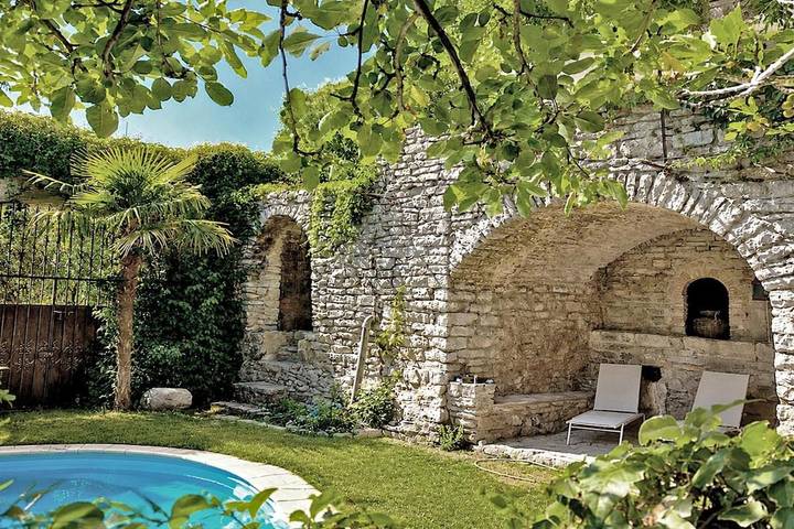 Location de vacances pour 6 personnes, avec Balcon et Terrasse ainsi que Jardin et Piscine à Saint-Bauzille-de-Montmel