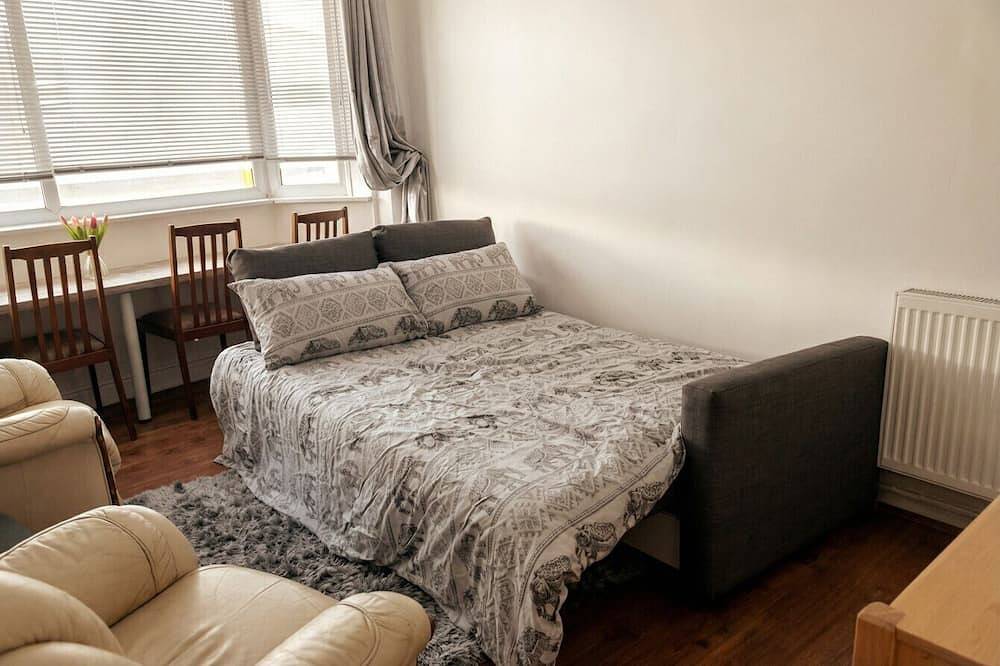 Sleeps 9, pet-friendly, with dedicated workspace and free parking in Gosport, Hampshire