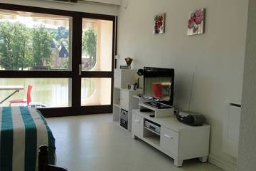 Gîte pour 3 personnes, avec balcon et piscine dans Chauffailles