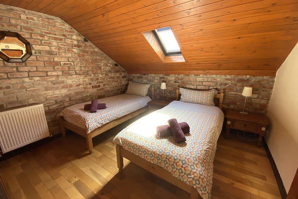 Lovely cottage in 4 acres - 2 lakes, hot tub, pool & sunny conservatory in Cornwall