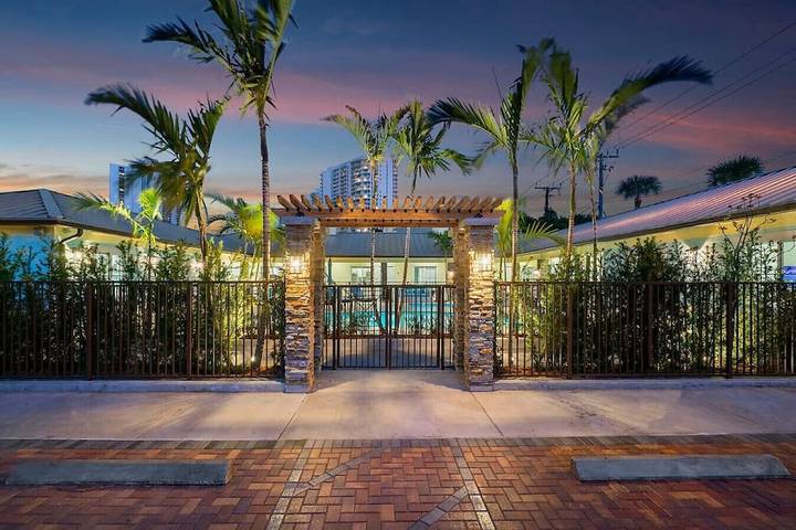 Vacation rental for 6 people, with hot tub and yard, with pets in Riviera Beach