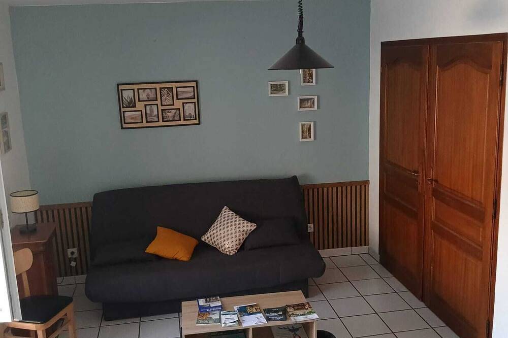 Entire apartment, Homerez - Cozy Studio in Sedan with Fenced Garden 22 m² in Sedan, Ardennes
