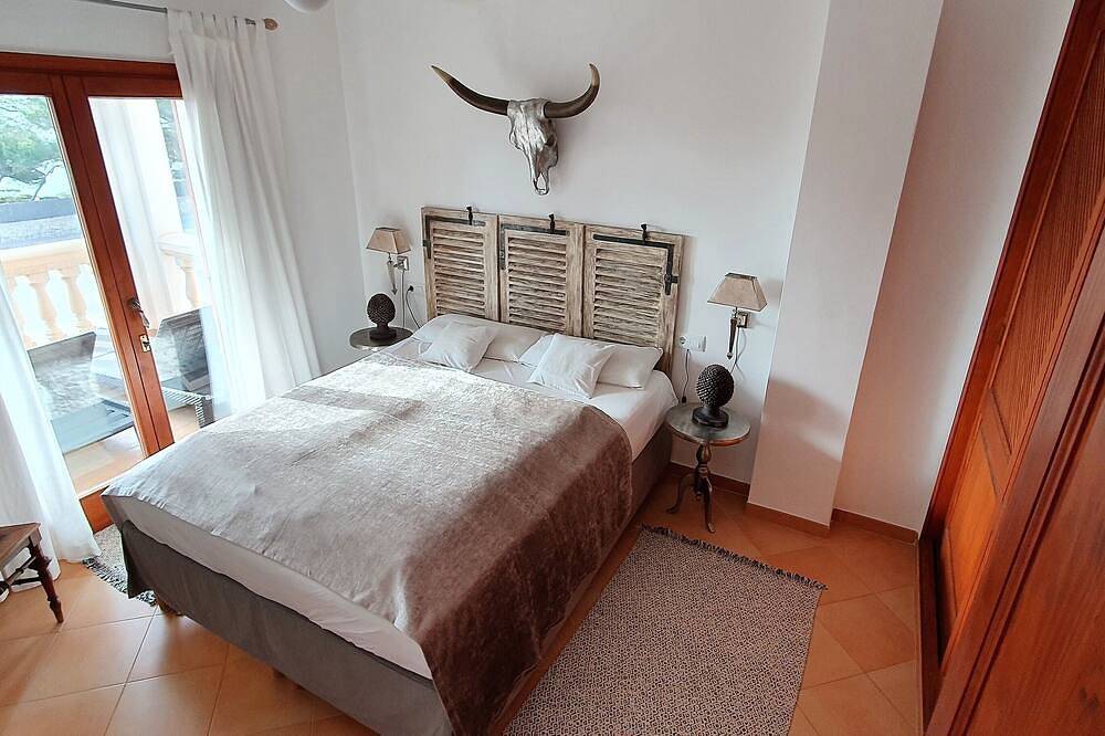 Entire apartment, Quality furnishings, large pool, stunning sea views, just 200m to the beach in Cala Santanyí, Santanyí