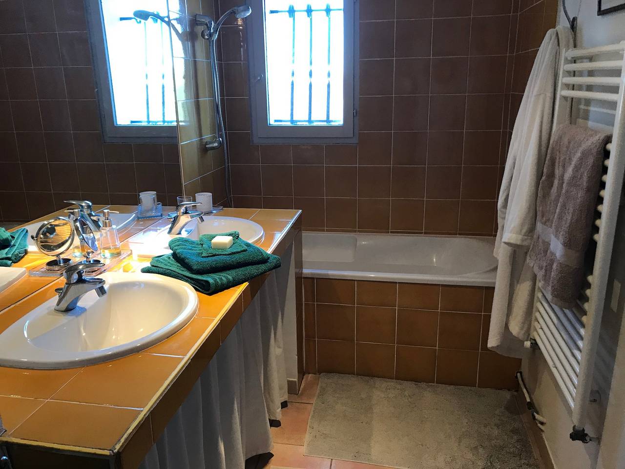 Chambre « Appartement, Chambre Bleue » avec piscine partagée, Wi-Fi et climatisation in Carpentras, Parc naturel régional du Mont-Ventoux