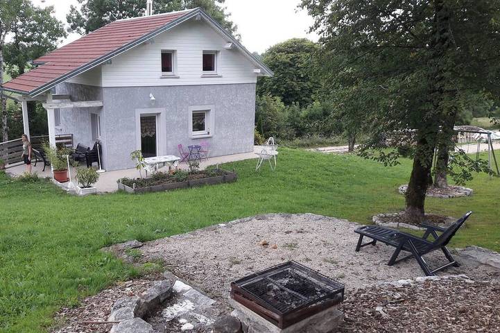 Gîte pour 5 personnes, avec terrasse à Montmahoux