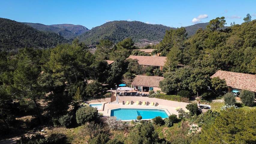 Parc de vacances pour 5 personnes, avec Balcon et Terrasse ainsi que Jardin et Bassin pour enfant en Provence