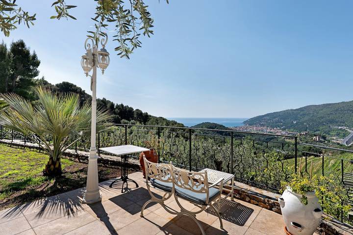 Appartamento intero, Villa Antonia Esclusivo appartamento in villa con piscina e campo da tennis in Andora, Riviera di Ponente