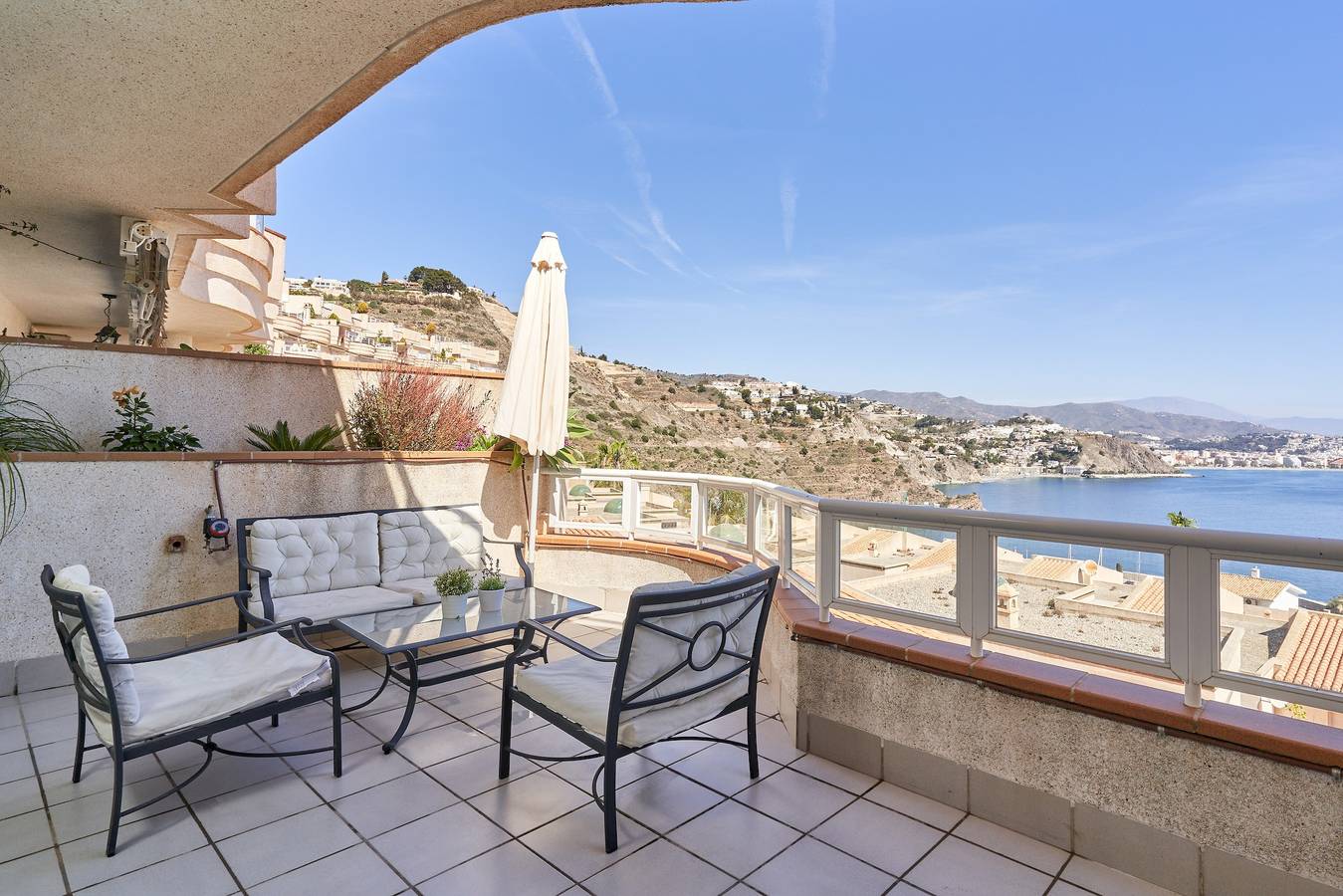 Apartamento entero, Apartamento 'Las Lomas de Marina del Este' con vistas al mar, terrazas, piscina compartida y Wi-Fi in La Herradura, Almuñecar