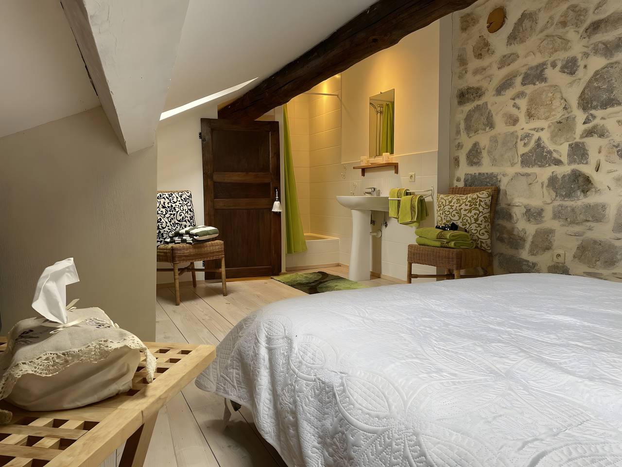 Chambre d’hôtes « Le Pigeonnier » avec piscine partagée, Wi-Fi et climatisation in Saint-Alban-Auriolles, Ardèche