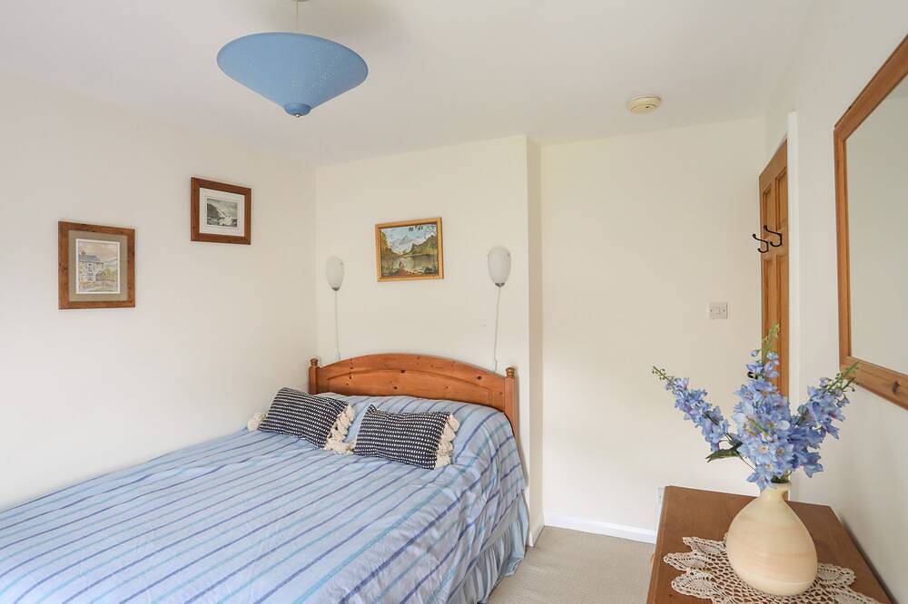 Pen Dinas, pet friendly, character holiday cottage in Bangor in Bangor, Snowdonia