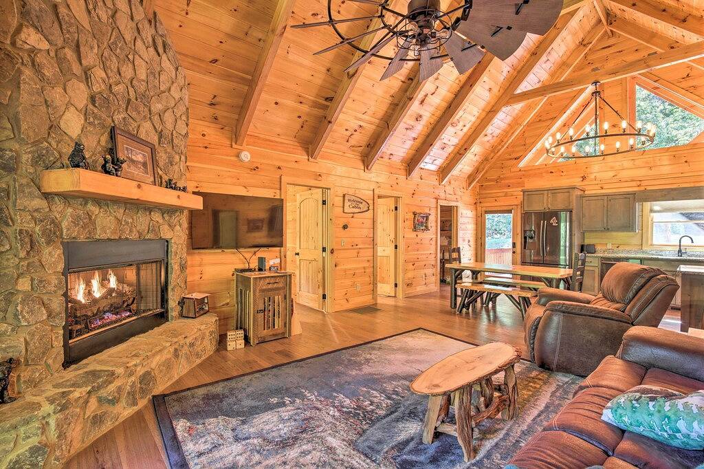 Private Cabin w/ Furnished Porch on < 3 Acres! in Chattahoochee National Forest