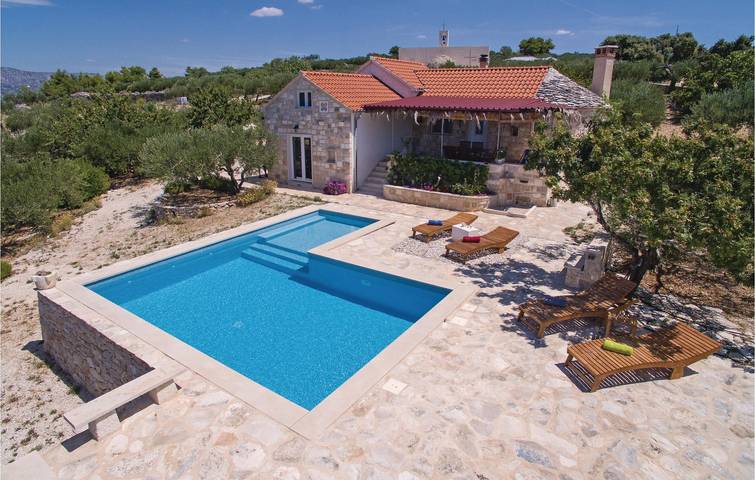 Gemütliche Ferienwohnung mit 2 Schlafzimmern, Pool, 700 m zum Strand und Parkplatz in Postira, Brac